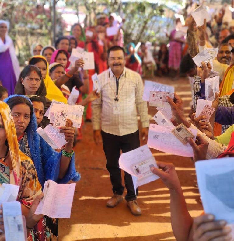 लोकतंत्र के महापर्व चुनाव का पर्व देश का गर्व में उत्साहपूर्वक मतदान कर मतदाताओं ने निभाई